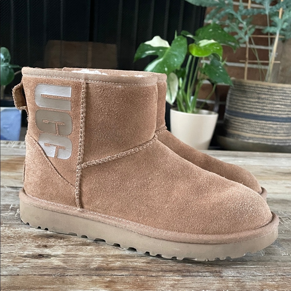 UGG classic Mini rubber logo